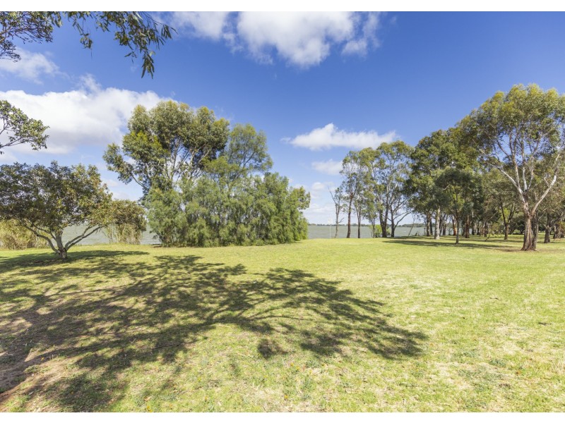 419 Lakeside Drive, Lake Boga VIC 3584