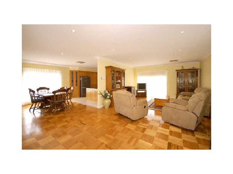 34 Lewins Rail Avenue, South Morang VIC 3752