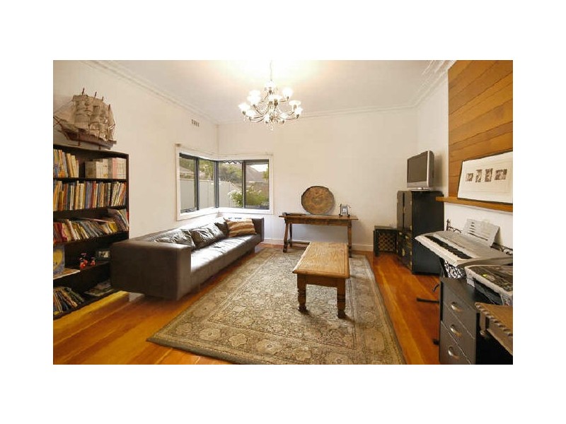 16 Cumberland Road, Pascoe Vale South VIC 3044