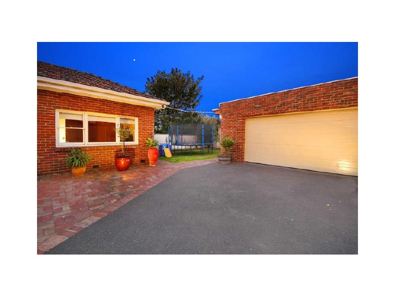 16 Cumberland Road, Pascoe Vale South VIC 3044