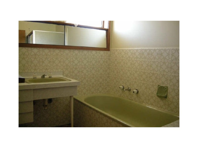 33 Melaleuca Drive, Thomastown VIC 3074