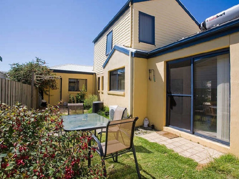 2/70 Geelong Road, Torquay VIC 3228