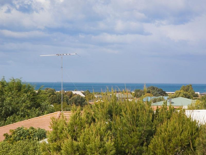 2/22 Pomora Avenue, Torquay VIC 3228