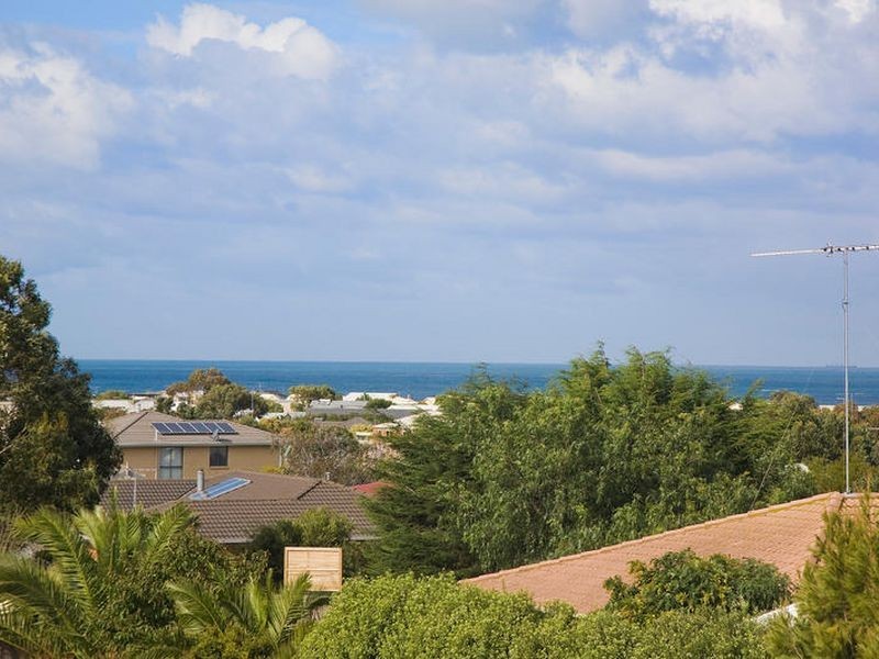 2/22 Pomora Avenue, Torquay VIC 3228