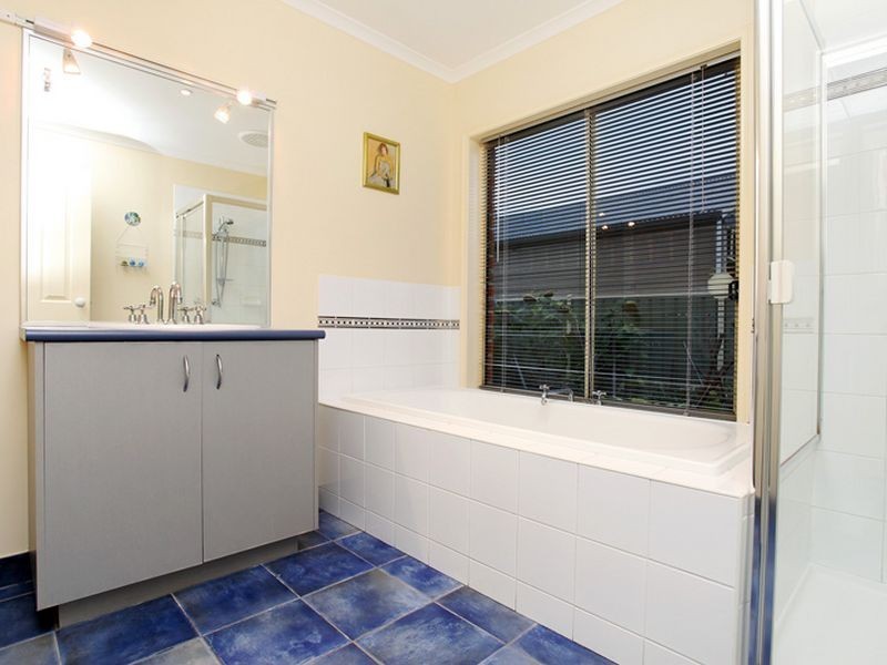 33 Riversdale Drive, Werribee VIC 3030