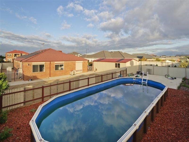 32 Caradon Drive, Truganina VIC 3029