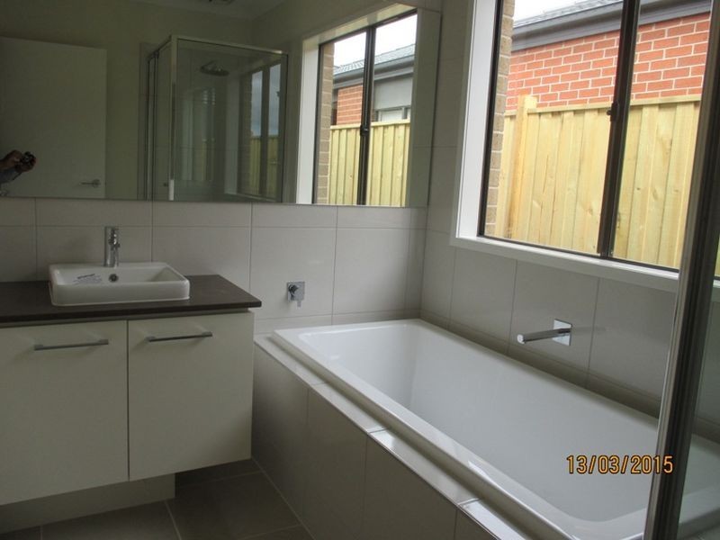 10 Knight Avenue, Point Cook VIC 3030