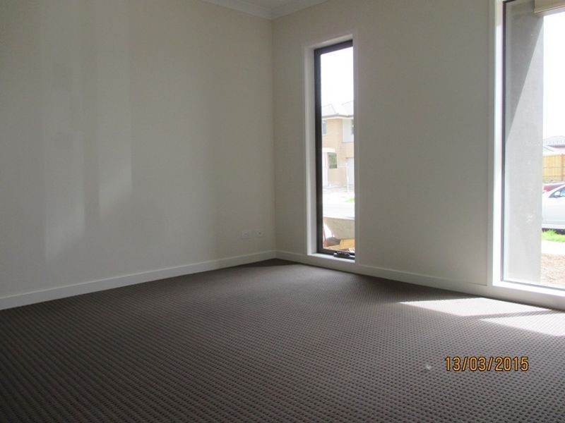 10 Knight Avenue, Point Cook VIC 3030