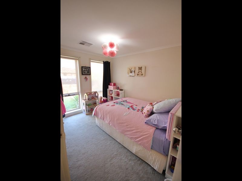 11 Songlark Crescent, Werribee VIC 3030