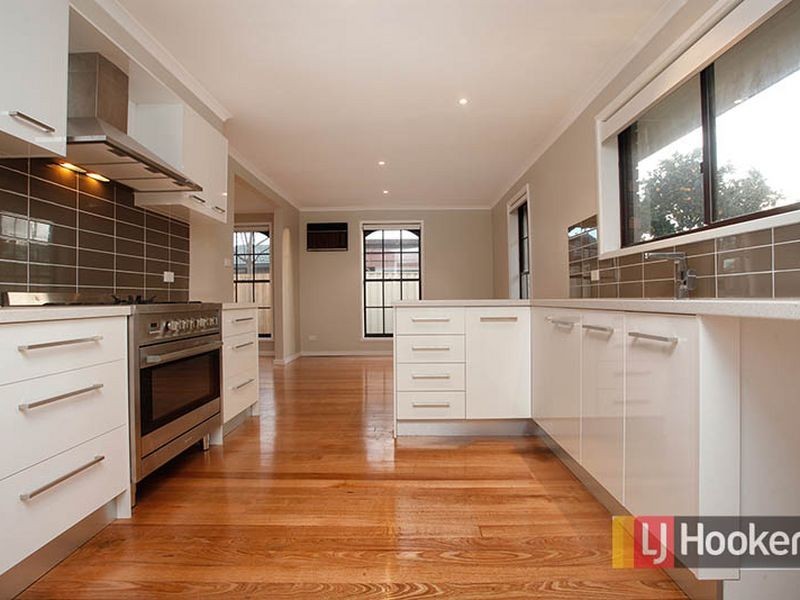 24 Huntingfield Drive, Hoppers Crossing VIC 3029