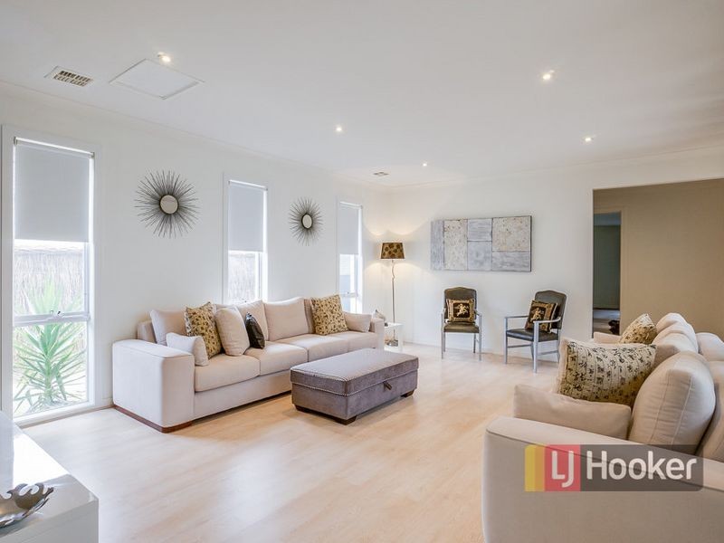 6 Signature Boulevard, Sanctuary Lakes VIC 3030