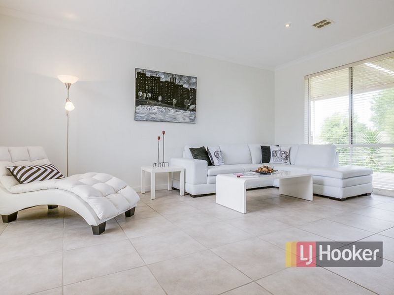 6 Signature Boulevard, Sanctuary Lakes VIC 3030