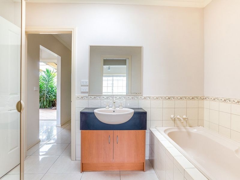 2/4 Albert Place, Hoppers Crossing VIC 3029