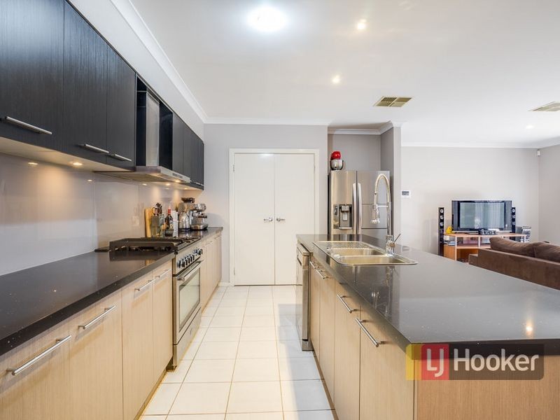 11 Finsbury Crescent, Mambourin VIC 3024