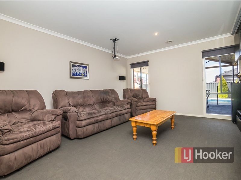 11 Finsbury Crescent, Mambourin VIC 3024