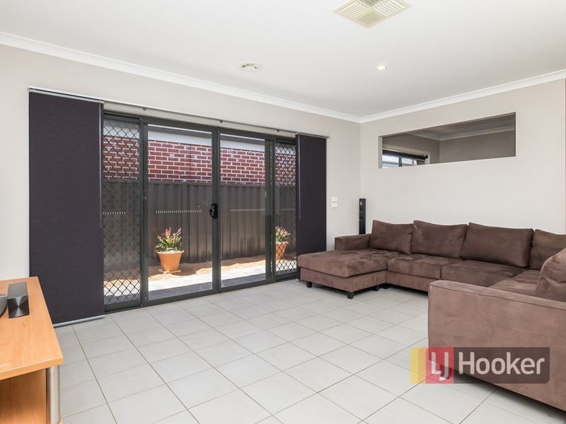 11 Finsbury Crescent, Mambourin VIC 3024
