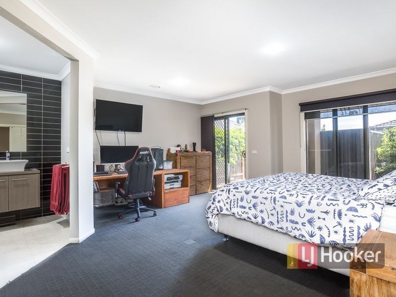 11 Finsbury Crescent, Mambourin VIC 3024