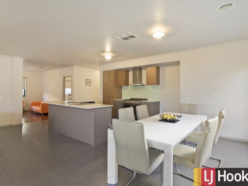 7 Shoveler Close, Williams Landing VIC 3027