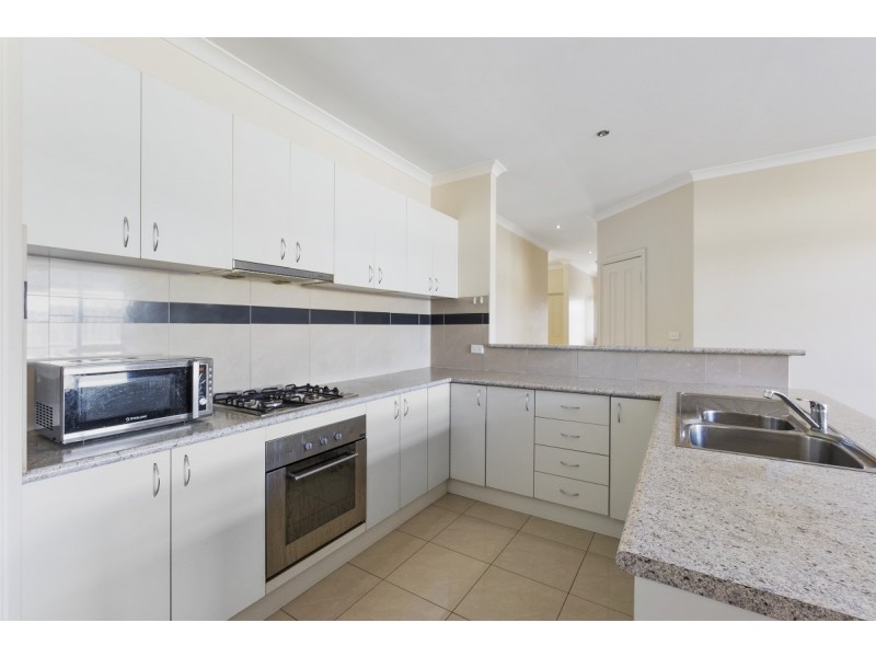 2/13 Bellinger Crescent, Wyndham Vale VIC 3024