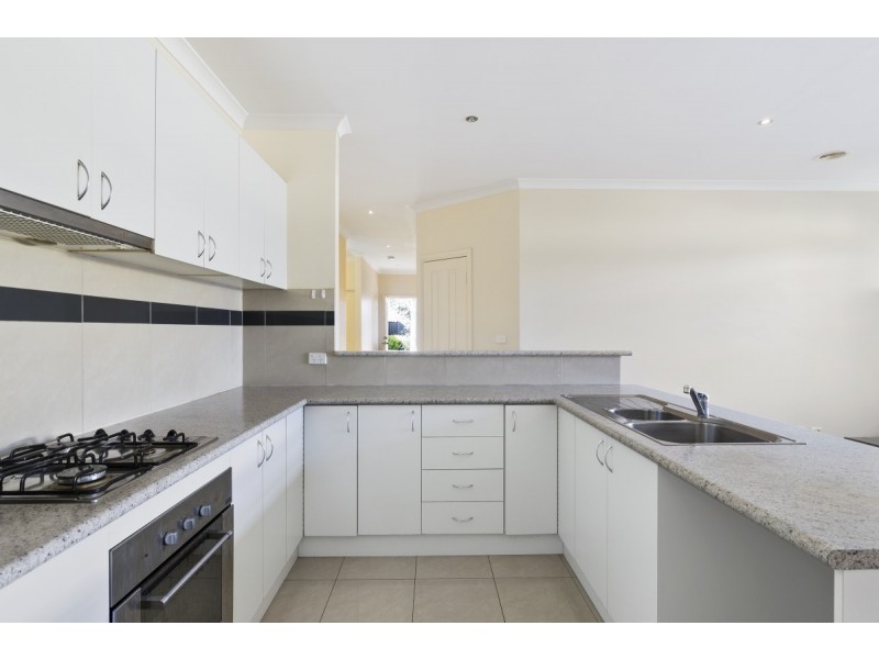 2/13 Bellinger Crescent, Wyndham Vale VIC 3024