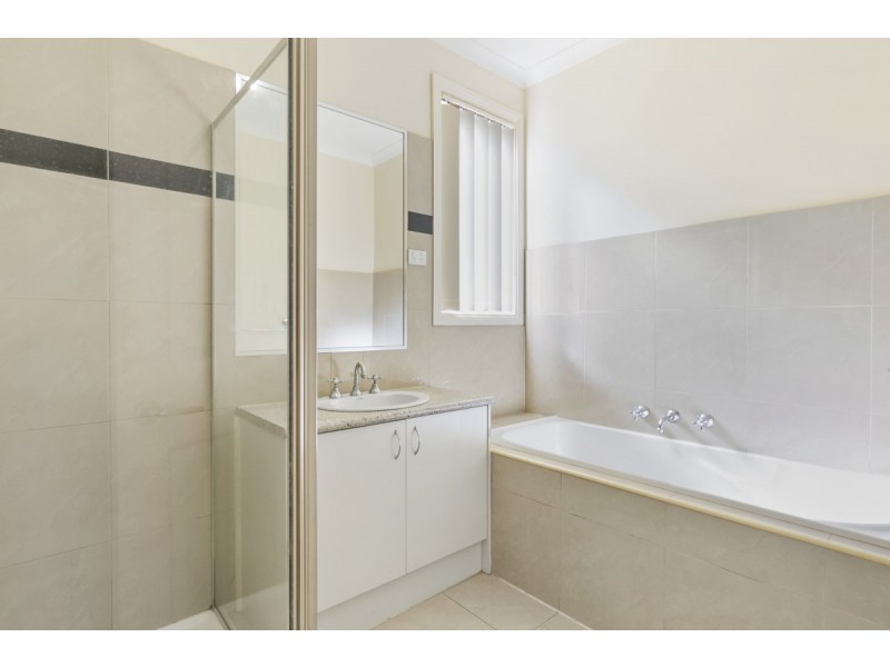 2/13 Bellinger Crescent, Wyndham Vale VIC 3024