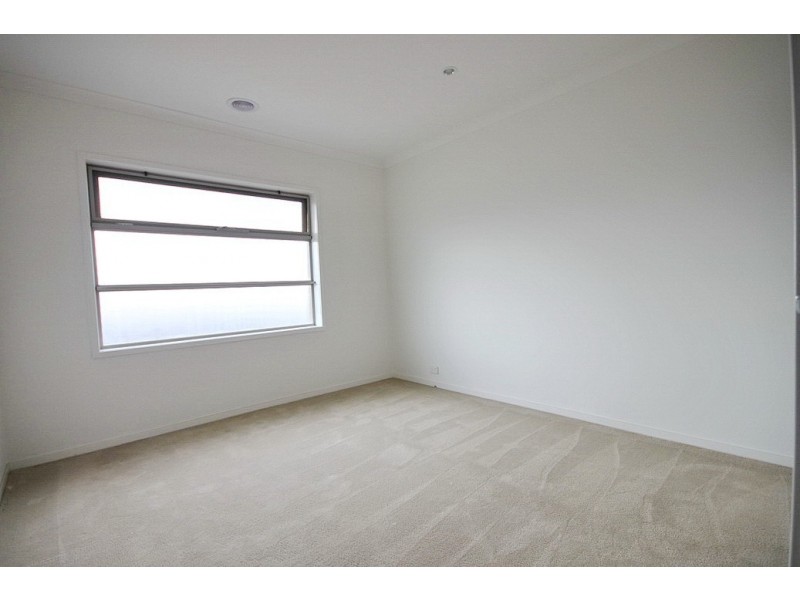 14 Broadbeach Circuit, Sanctuary Lakes VIC 3030