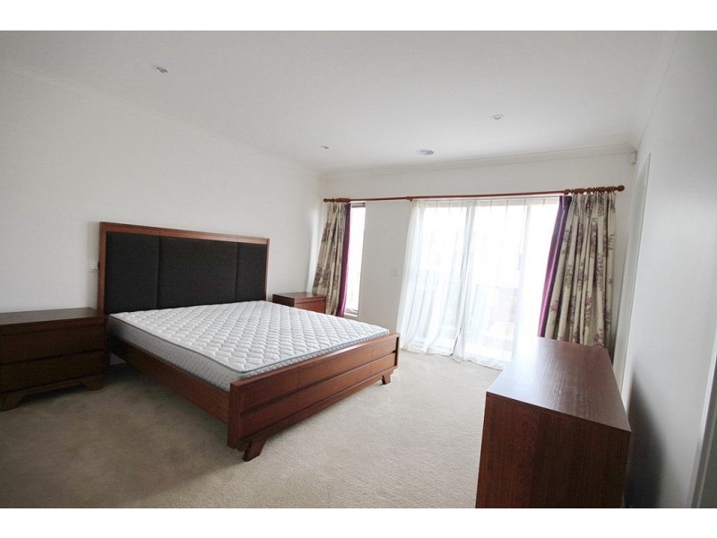 14 Broadbeach Circuit, Sanctuary Lakes VIC 3030