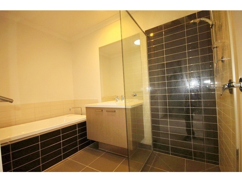 14 Broadbeach Circuit, Sanctuary Lakes VIC 3030