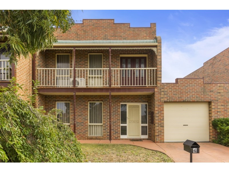 4 Avon Walk, Taylors Hill VIC 3037