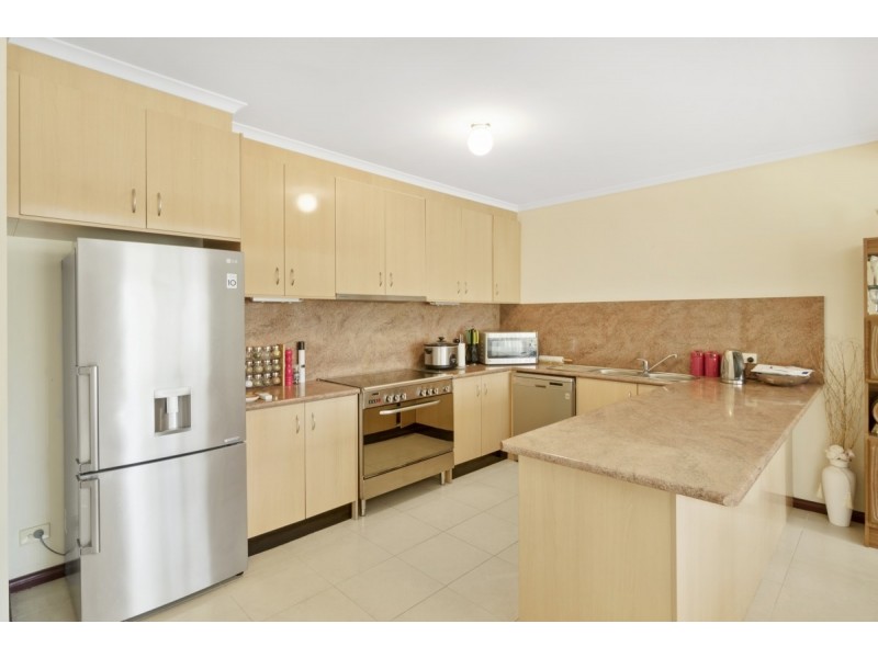 4 Avon Walk, Taylors Hill VIC 3037