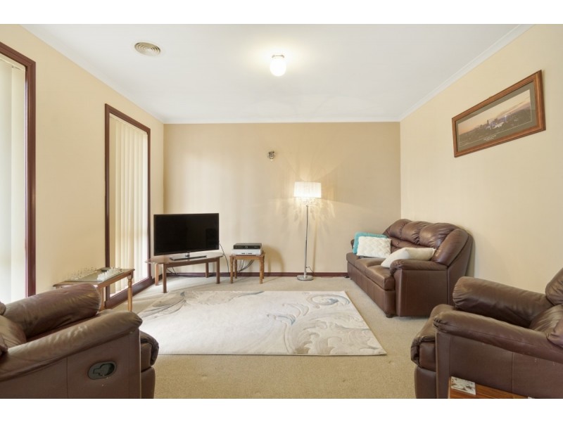 4 Avon Walk, Taylors Hill VIC 3037