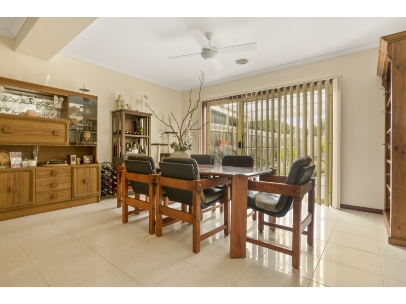 4 Avon Walk, Taylors Hill VIC 3037