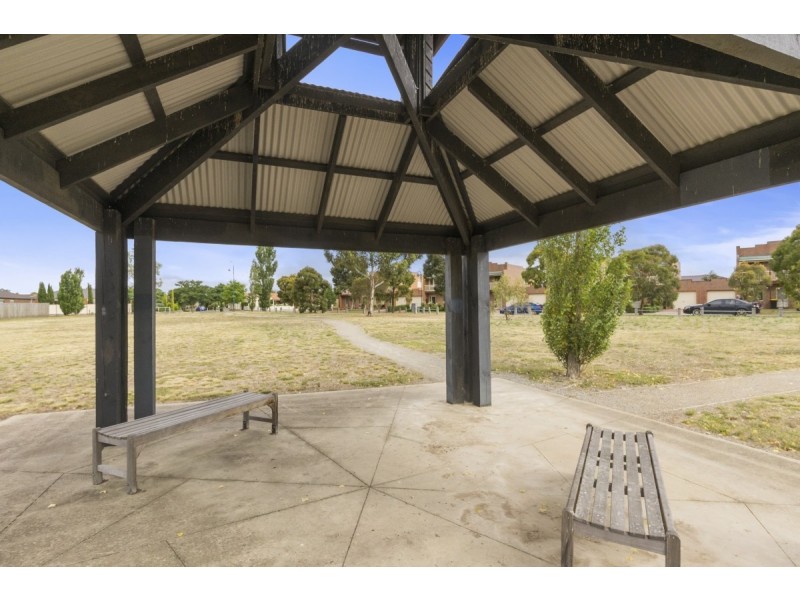 4 Avon Walk, Taylors Hill VIC 3037