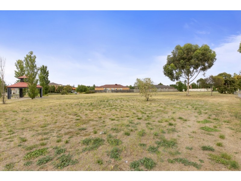 4 Avon Walk, Taylors Hill VIC 3037