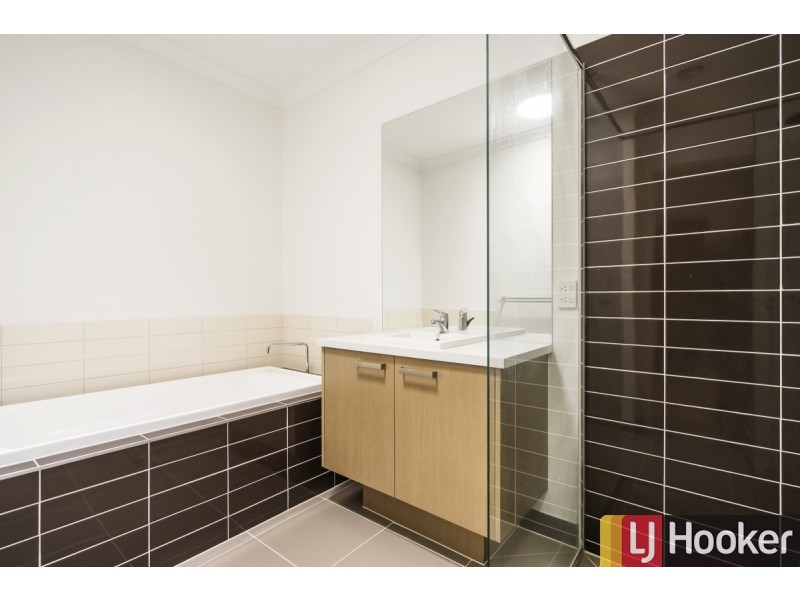 14 Broadbeach Circuit, Point Cook VIC 3030