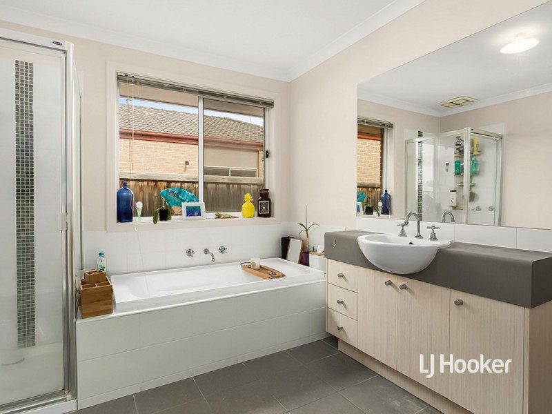 11 Sinclair Crescent, Tarneit VIC 3029