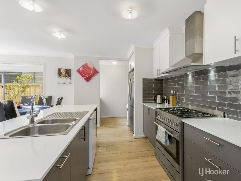 15 Wongabeena Grove, Werribee VIC 3030