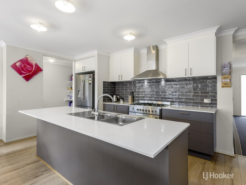 15 Wongabeena Grove, Werribee VIC 3030