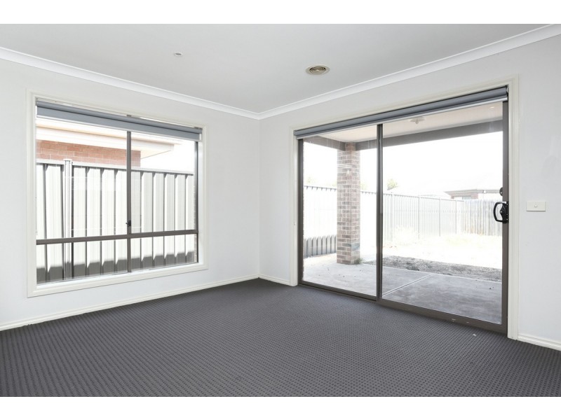 8 Bronson Circuit, Hoppers Crossing VIC 3029