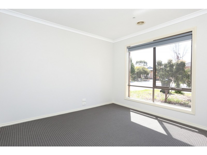 8 Bronson Circuit, Hoppers Crossing VIC 3029