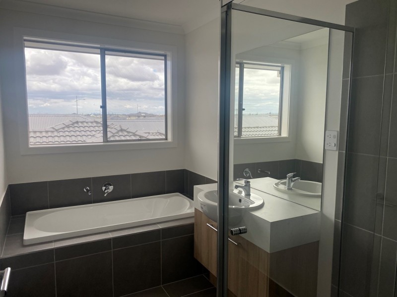 10 Akhtar Avenue, Rockbank VIC 3335