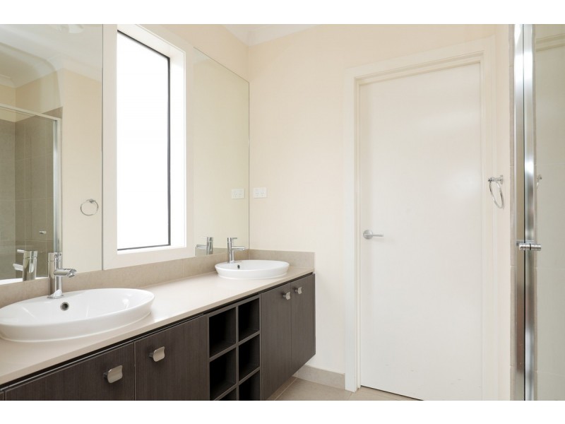 75 Treeve Parkway, Werribee VIC 3030