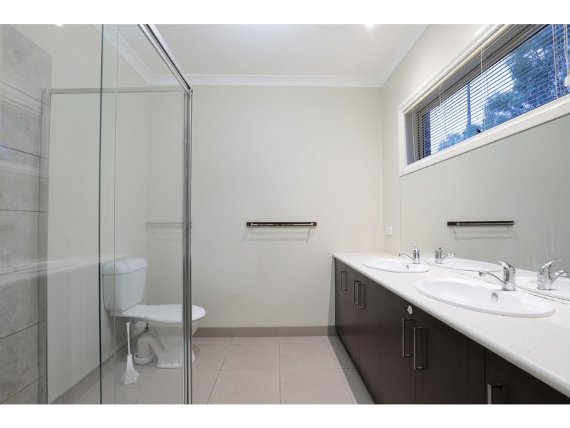 1/12 Global Way, Wyndham Vale VIC 3024