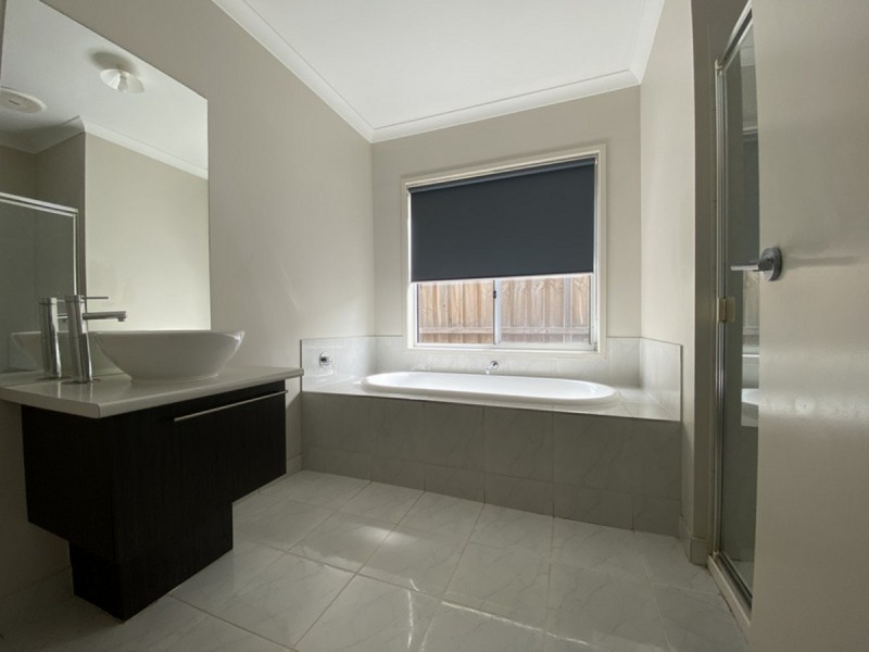 33 Australis Drive, Williams Landing VIC 3027