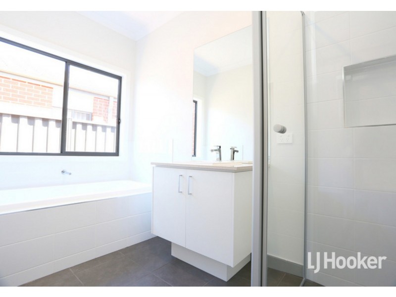 33 Blairmont Crescent, Tarneit VIC 3029