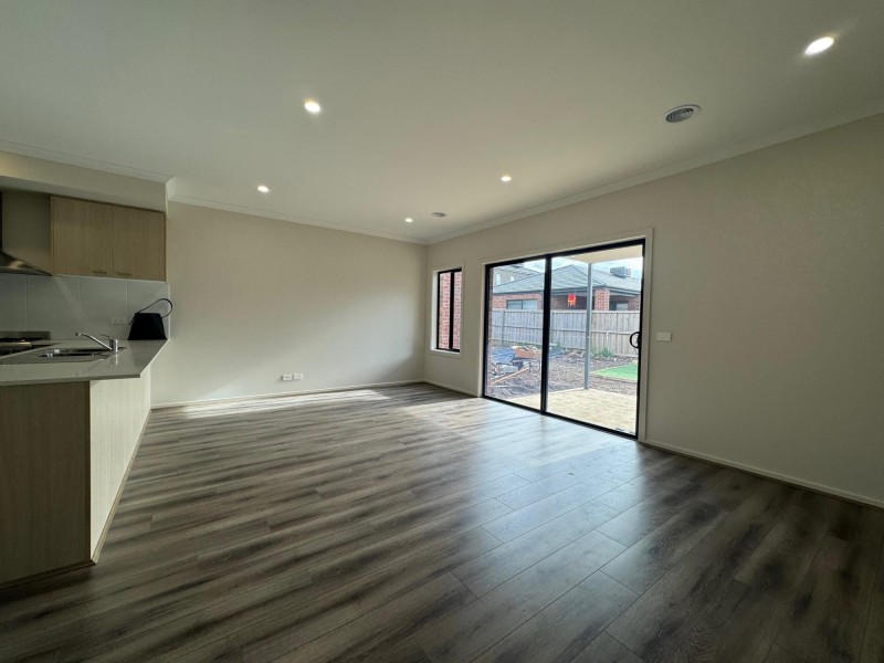 16 Petersborough Rise, Werribee VIC 3030