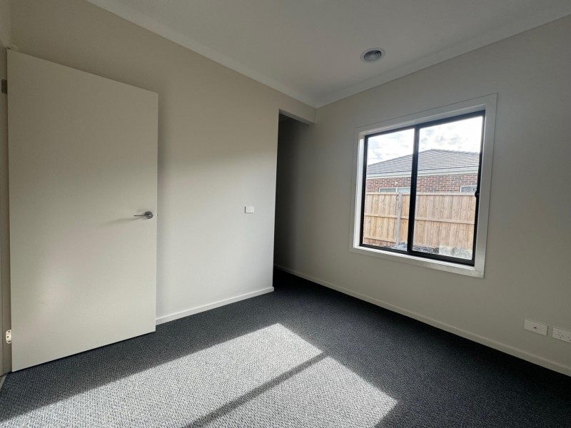 16 Petersborough Rise, Werribee VIC 3030