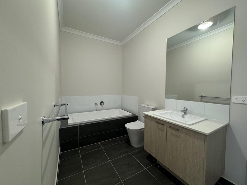 16 Petersborough Rise, Werribee VIC 3030