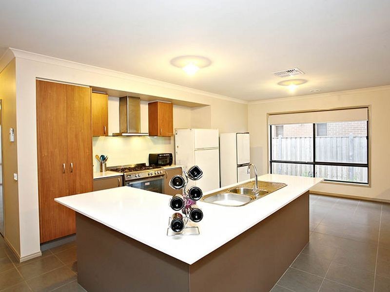 7 Shoveler Close, Williams Landing VIC 3027