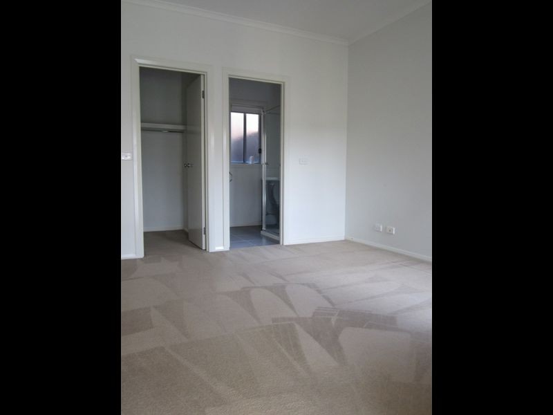 2/33 Memphis Drive, Truganina VIC 3029